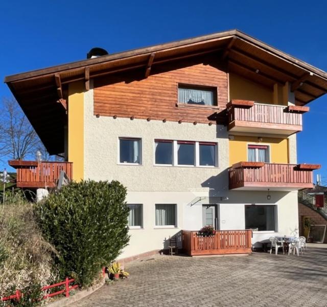 Casa Vacanze A Romeno Екстериор снимка